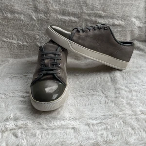 Lanvin Skor - Lanvin skor | mycket bra skick | liten defekt på toecap (se bild), inuti vid häl, inget man tänker på vid användning | uk 6, passar 41 | inget og | nypris 5000+ | skokräm är applicerat | fraktar spårbart via PostNord på köparens bekostnad | hör av dig vid intresse!