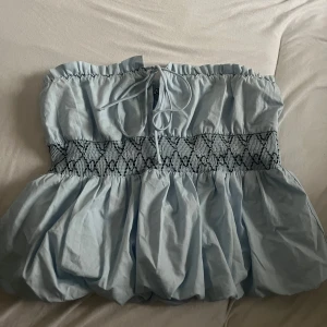 Ljusblå axelbandslös topp - Säljer en söt axelbandslös topp från Zara. Den är helt oanvänd och därmed i topp skick. Perfekt för sommaren! 💙