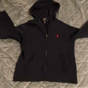 Polo Ralph lauren - Säljer den för den är för liten. Väldigt bra sick. (10-12 år) pris för 350 men kan sänkas. Kontakta om ni vill köpa.