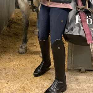 Svarta ridstövlar - Snygga svarta ridstövlar i skinn med snörning framtill. Perfekta för ridning och ger ett stilrent intryck i stallet. Stövlarna är från mautning horse o köptes för 3,800kr, säljer för 1500kr pris kan diskuteras 