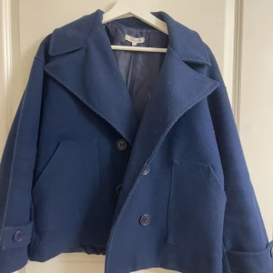 Mörkblå kappa med knappar - Storlek M/L. 