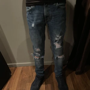 Jeans från Jack & Jones  - Säljer dessa feta jeans från Jack & Jones. De har asfeta slitningar och är i storlek w28 L32 men de är mer som L30. Hör bara av dig vid eventuella frågor🙌🙏