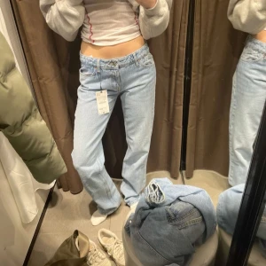 Ljusblå jeans från Zara - Säljer ett par ljusblå jeans från Zara. De har en klassisk femficksdesign och är tillverkade i denim. Perfekta för en avslappnad stil. Straight leg , low waist. 
