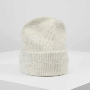 Vit stickad mössa - Snygg och enkel vit stickad mössa som passar perfekt för kyliga dagar. Den har en ribbad kant som ger en skön passform och stilren look.