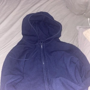 Kashmir hoodie  - Säljer en mörkblå hoodie från Braidbelt UF i storlek XS. Den har en dragkedja framtill och en praktisk huva med dragsko. Perfekt för kyliga kvällar! Ny pris 1499kr 