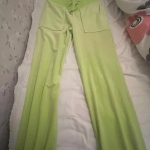 Limegröna byxor från Juicy Couture - Snygga limegröna byxor från Juicy Couture. Byxorna är också helt oandvända och den är äkta Juciy Couture! Byxorna har en loose passform och är tillverkade i ett mjukt material. 