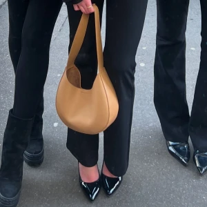 Svarta klackar - Eleganta svarta pumps i lack med hög klack och spetsig tå. Perfekta för en stilren look.