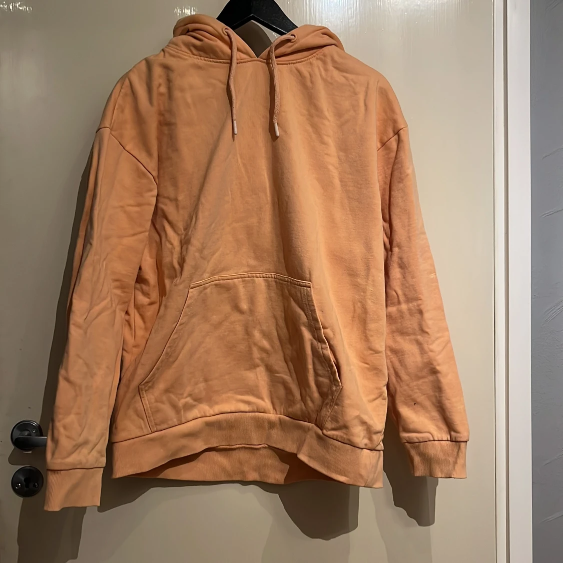 Persikofärgad hoodie från 157