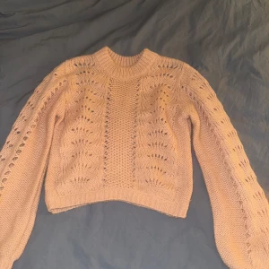 Beige stickad tröja från NA-KD - Säljer en snygg beige stickad tröja från NA-KD i storlek XS. Tröjan har ett fint hålmönster och långa ärmar. Perfekt för en sommarkväll! Jätte fint skick! Snygg att den är lite genomskinlig!! Använd typ 3 gånger max