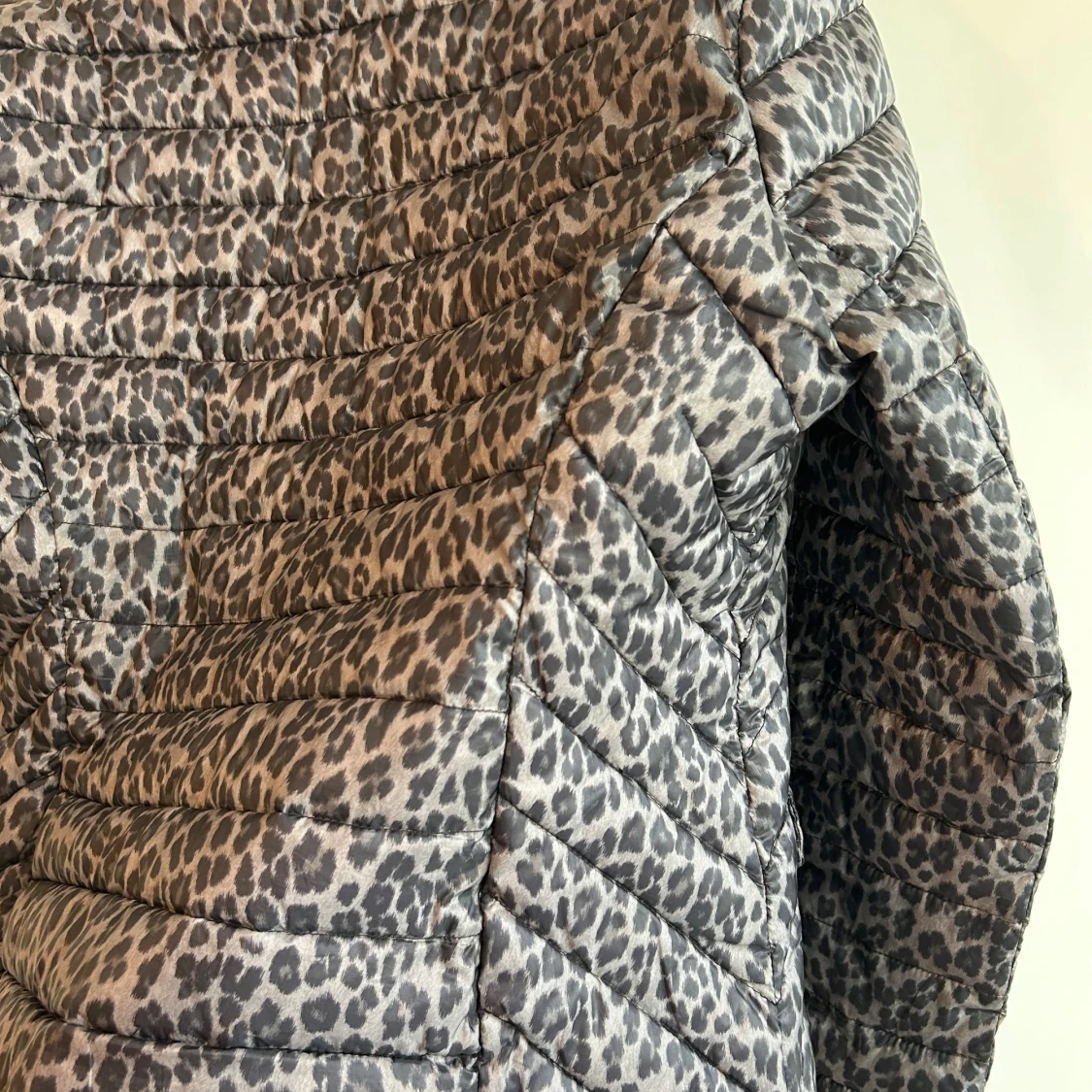 Grå leopardmönstrad pufferjacka - 3