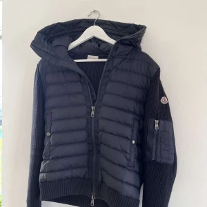 Moncler Cardigan - Säljer en fet Moncler Cardigan som är i väldigt bra skick 9.5/10✅Dustbag medföljer och NFC tagen funkar✅Vid fler frågor och funderingar så hör av er🤩