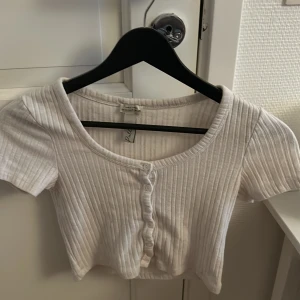 Vit ribbad topp från Pull&Bear - Säljer en söt vit ribbad topp från Pull&Bear i storlek S 💞
