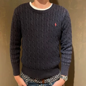 Mörkblå stickad tröja från Ralph Lauren - Intresse koll !!!! Vill ni att vi får in mer såna här feta tröjor i str xs-l. Dem kommer kosta runt 500-700 kr skriv gärna till mig privat om de skulle va nåt för er. 