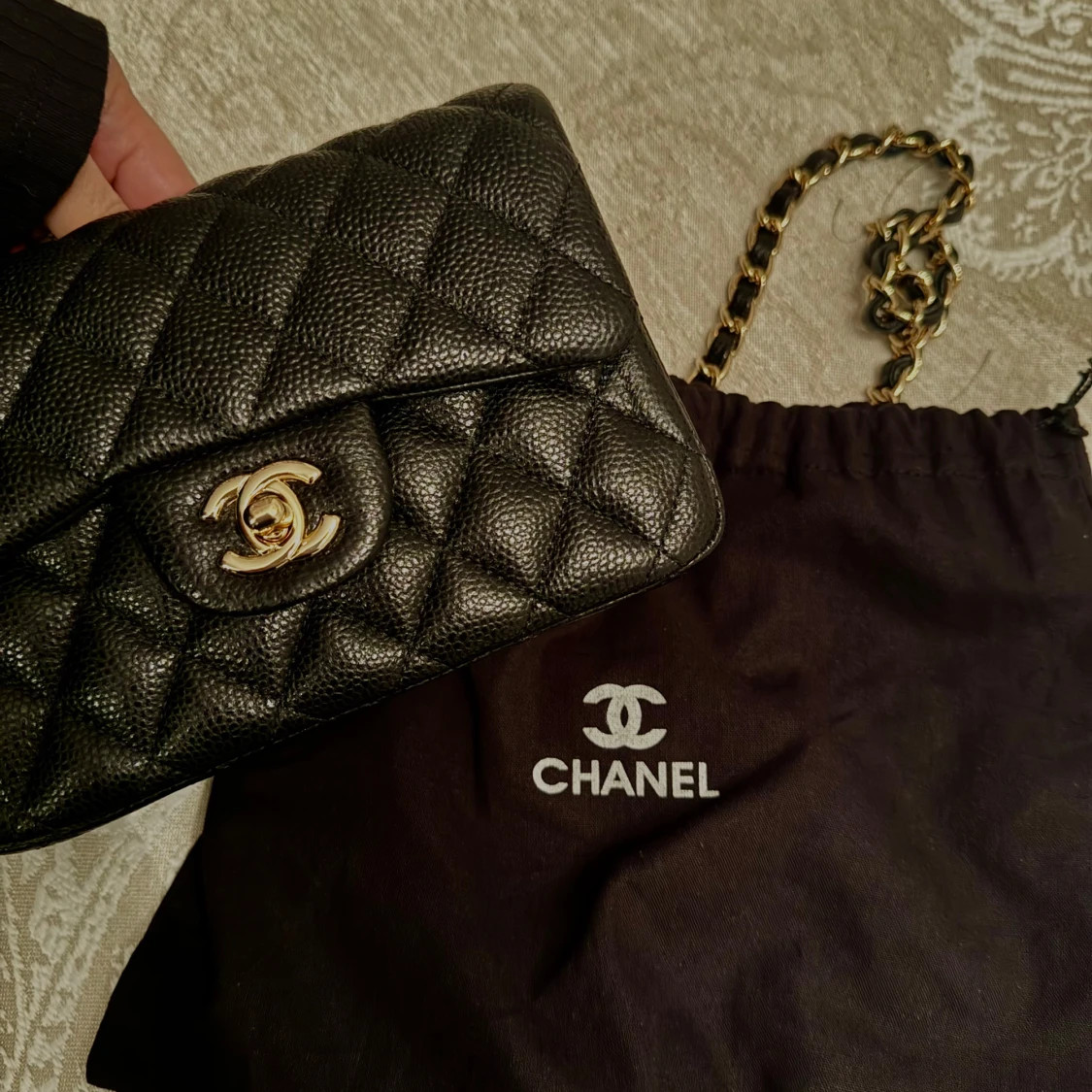 Svart quiltad axelväska