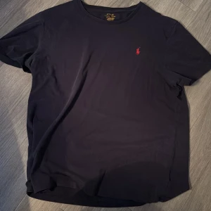 Ralph lauren T-shirt  - Snygg marinblå t-shirt från Polo Ralph Lauren med det klassiska röda logotypbroderiet på bröstet. Nypris 1000kr mitt pris 199kr💯💪