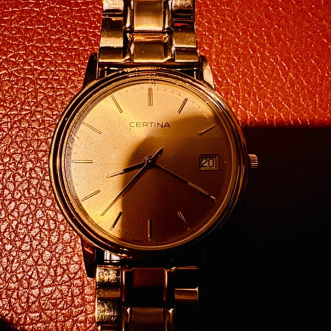 Guldfärgad klocka från Certina - 1
