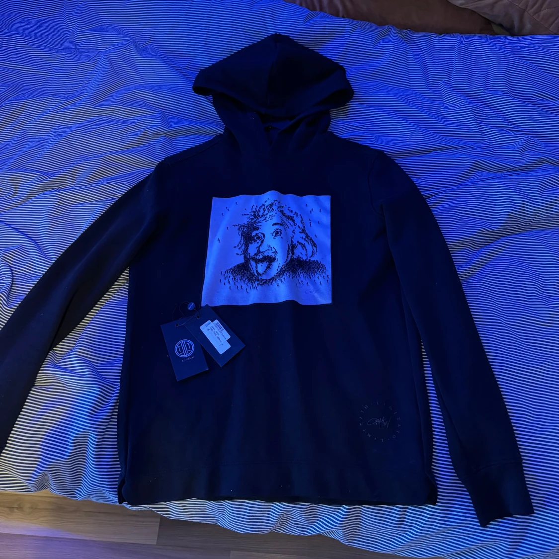 Svart hoodie med tryck