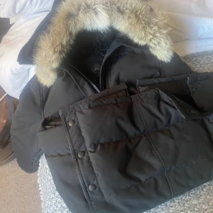 Canada goose Lorette parka  - Säljer min systers jacka från Canada Goose i modellen Lorette parka för den är liten för henne. Använd 2 vintrar, köpte den på johnells. Snabb affär kan gå ner i pris  kom dm för bilder eller frågor. Kvitto ingår. Jackan är perfekt för kalla dagar!