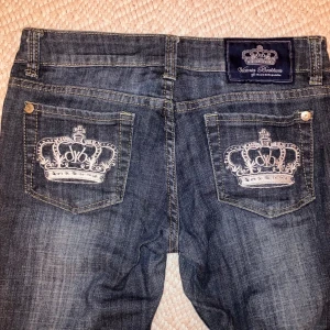 Victoria Beckham Jeans Low Waist - Supersnygga vintage Victoria Beckham jeans i en klassisk/mörkblå denim. De är low waist och  har en normal/straight passform (men om det är försmå kan de upplevas som skinny, men man kan alltid sy!)  och har jättefina detaljer på baksidorna🫶🏻Några stenar har dock ramlat av på fickorna. Midjemåttet är ca 37 cm rakt över och 78 cm runt. Innerbenslängden är ca 73 cm och ytterbenslängden är ca 95 cm🫶🏻 Skriv gärna vid frågor!🩷🩷 Välj gärna instabox som fraktalternativ🫶🏻 Priset är diskuterbart❤️❤️