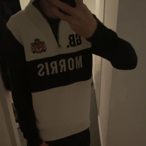Exklusiv och sällsynt Morris Halfzip  - En vit och mörkblå Morris Half zip. Den verkar vara helt slut eller inte säljas längre. Tröjan är slutsåld på enda stället jag hittade den. Tröjan är verkligen som helt ny och använd knappt någon gång. Ser ut som att den aldrig använts in princip. Inga fläckar, defekter eller hål. Skick: 10/10, storlek: Small. Finns ännu fler bilder, som är bättre. Kontakta mig ifall ni har frågor eller funderingar! Pris kan diskuteras vid snabb affär!