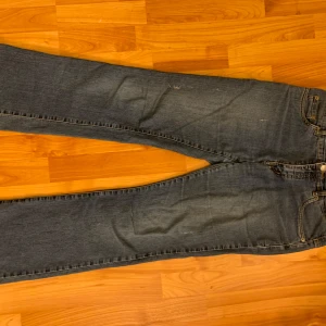 Blåa meterbonwe jeans - Säljer ett par klassiska blå jeans med bootcut. De har en snygg tvätt och är perfekta för en avslappnad stil. Jeansen har fem fickor med en design på bakfickorna. De är från meterbowne. De har slitningar mellan benen som dok inte syns när man har på sig dem.