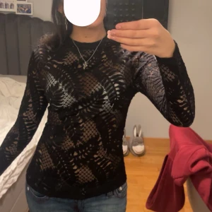 Svart spetströja - Jätte fin svart spets tröja i relativt tjockt material så tvekar på att den kan gå sönder lätt, använd några gånger men inga defekter. Storlek S