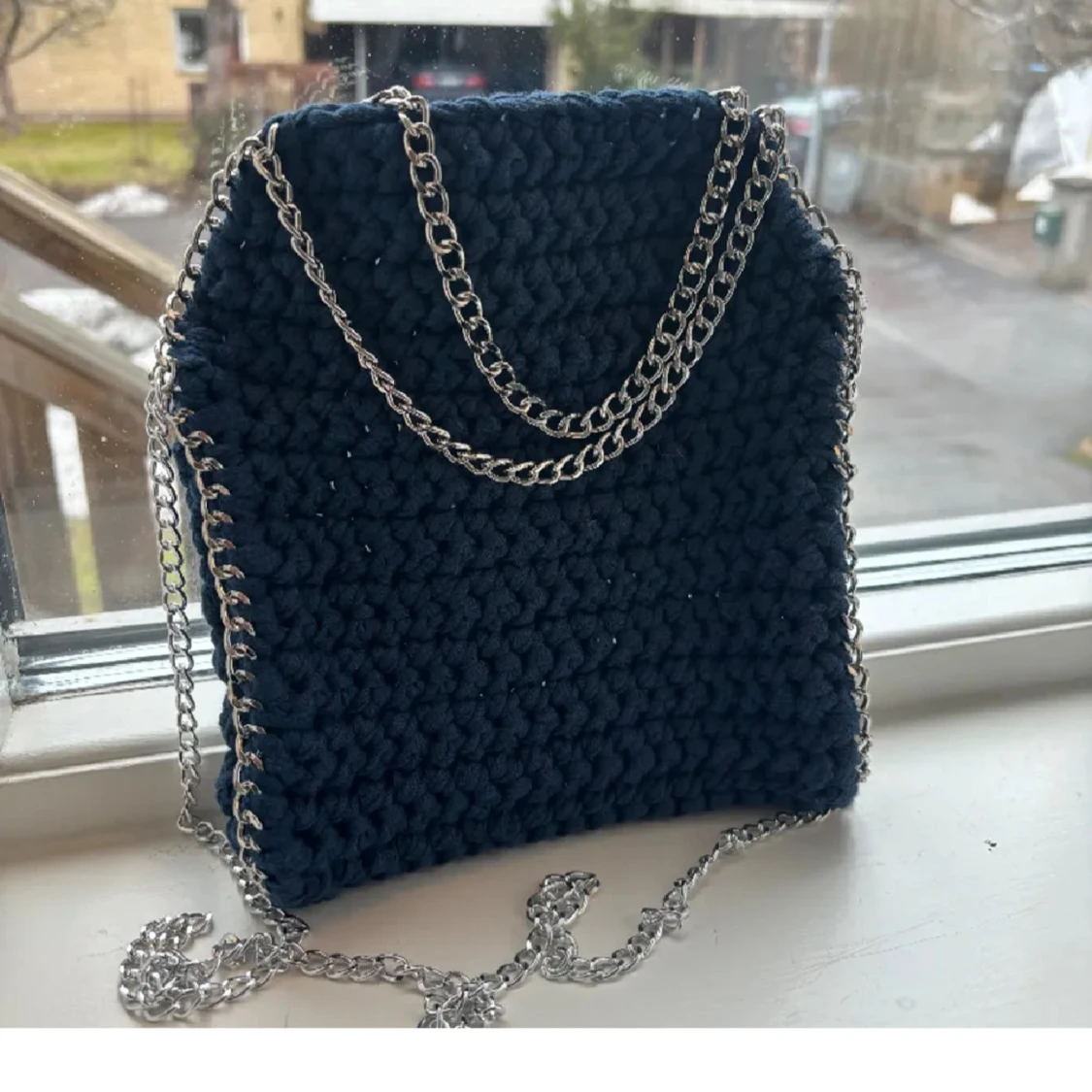 Marinblå stickad axelväska med kedja - 2