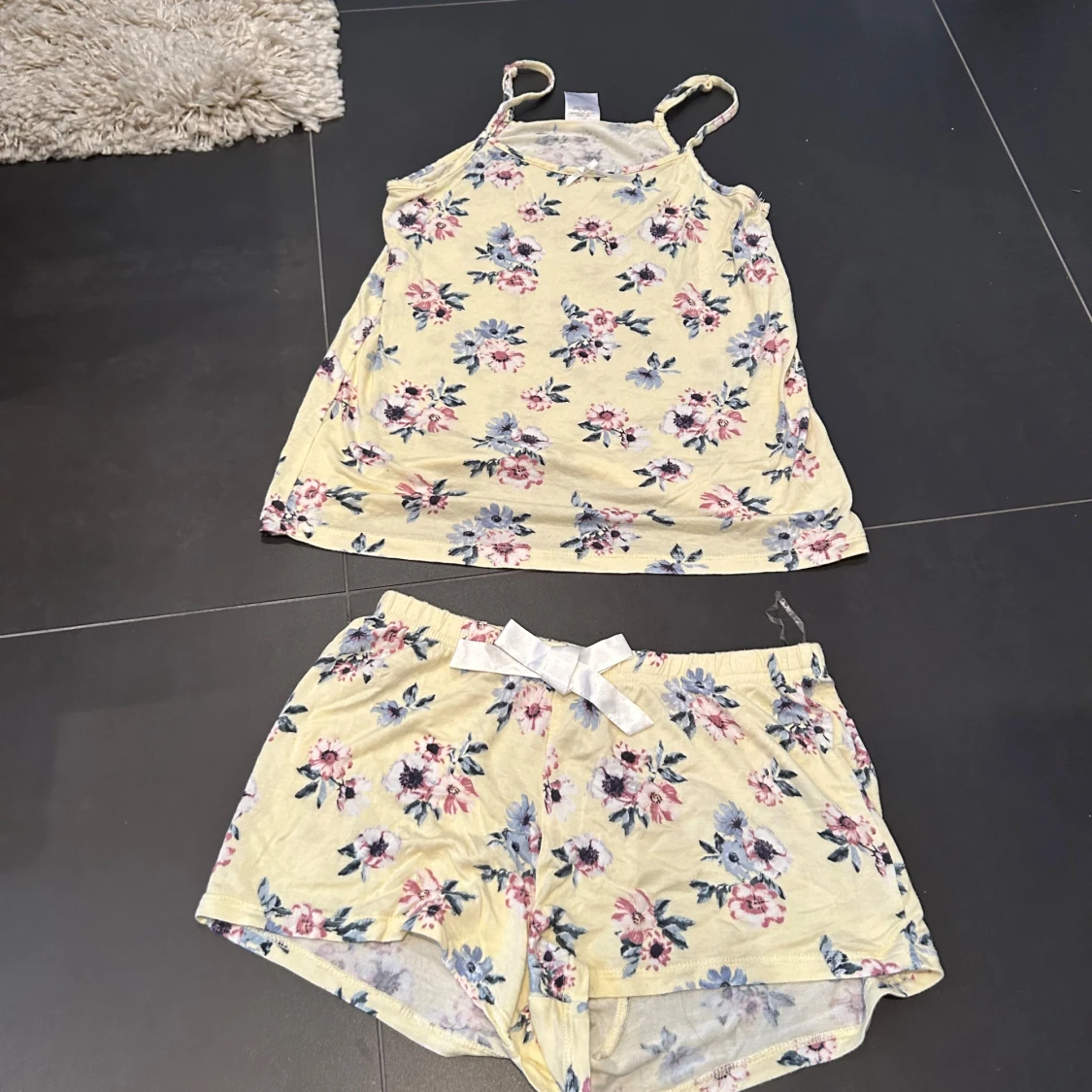 Gul blommig pyjamas - 2