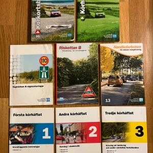 Komplett körkortsteori samling  - Samling av böcker och material för körkortsteori och handledning. Inkluderar allt i bilderna. Perfekt för den som förbereder sig för körkortet. Ps, den trendiga musmattan ingår 😉