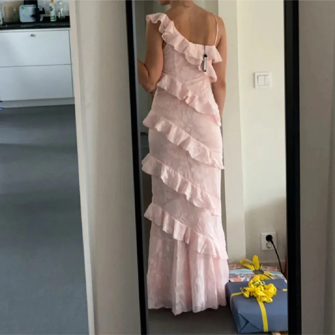 Ljusrosa långklänning med volanger - 1