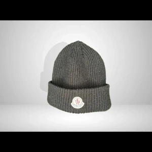 Moncler ribbed wool beanie black - Nu finns moncler mössa inne one size för ett riktigt bra pris. Inga hål, skador eller fläckar. Nypris 2500kr