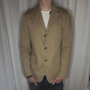 Woolrich jacka - Säljer denna feta woolrich overshirten som är perfekt för sommaren. Skicket är 9/10 och har inga defekter alls. Nypris ligger på 1799kr, mitt pris är 799kr. Modellen är ungefär 185 och storleken är S.