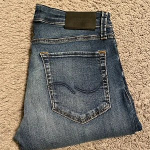 Jack and Jones jeans  - Ett par riktigt snygga Jack and Jones jeans! Modellen är slim Glenn. Skick 10/10. Nypris 800kr mitt pris 239! Skriv vid minsta fundering mvh Lysekilsgarderoben!