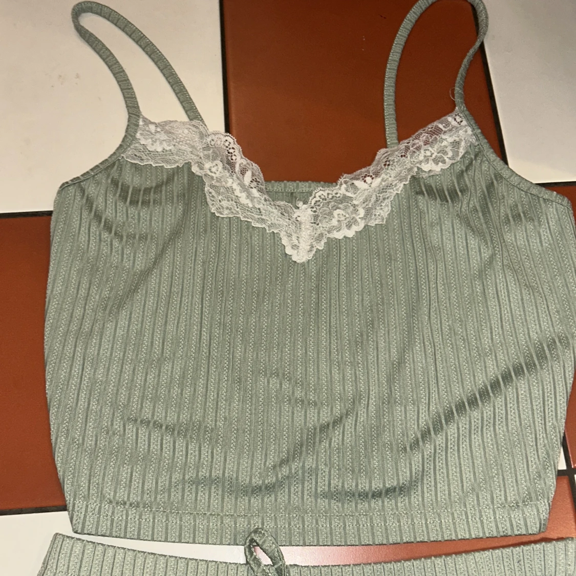 Grön ribbad linnetopp med spetsdetaljer - 2