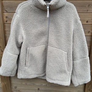 Teddy jacka  - Den populära teddy jackan ifrån H&M i storlek M stor i storlek! Knappt använd men lite smink fläck ( SE BILD 4) går säkert att få bort! Annars väldigt fint skick 