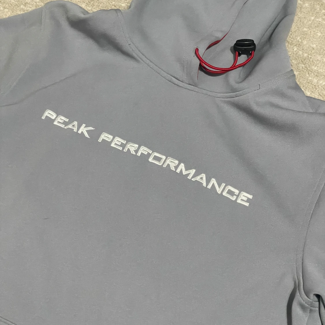 Grå hoodie från Peak Performance - 1