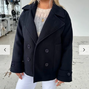 Svart kappa - Snygg svart kappa från design by si. Storlek S