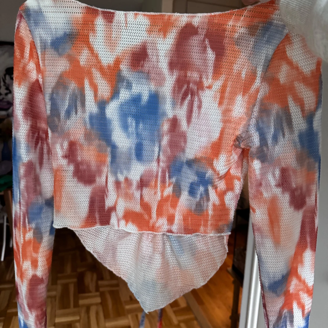 Färgglad långärmad topp med knytning - 2