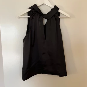 Svart festtopp zara - Svart festtopp från zara i ”glansigt” material😊