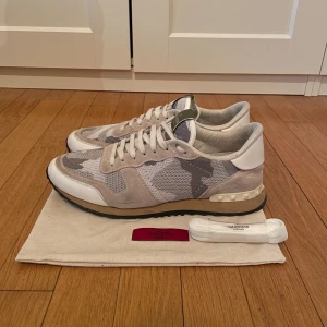 Valentino Rockrunner - Vita Valentino rockrunners. Storlek 44 men passar som 45. Dustbag och extra snören ingår
