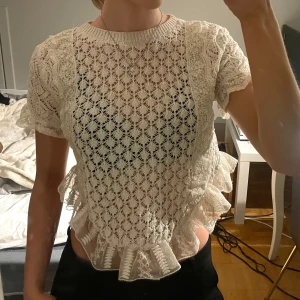 Vit spetsblus från Zara - Säljer en super fin vit spetsblus från Zara i storlek S med korta ärmar och volangdetaljer💗