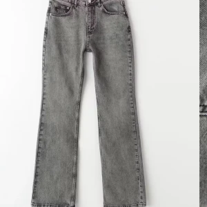 Jeans - Finns mer bilder vid intresse, ställ frågor och pris går att diskutera, finns även bilder på dom ja har och skicket på dom, men skulle säga att de är väldigt bra skick, lite slitnas ner till annars super fina