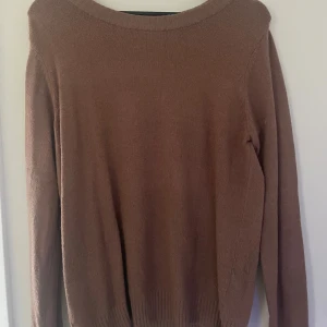 Brun tröja från Vila - Säljer en brun stickad tröja från Vila i storlek XS. Tröjan har en klassisk design med långa ärmar och rund halsringning. 