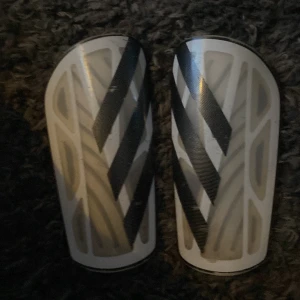 Adidas benskydd  - Storlek S, 7/10 skick, pris kan diskuteras