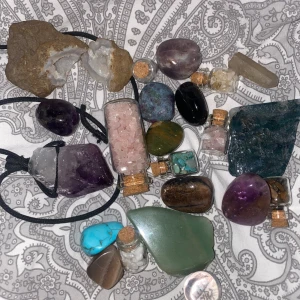 Kristaller  - (Vissa på bilden är sålda nu) Massa olika kristaller, vet tyvärr inte vad allt är men det finns bland annat ametist, rosenkvarts, turkos och geoder💗aldrig använda till nått (500 för allt tillsammans)