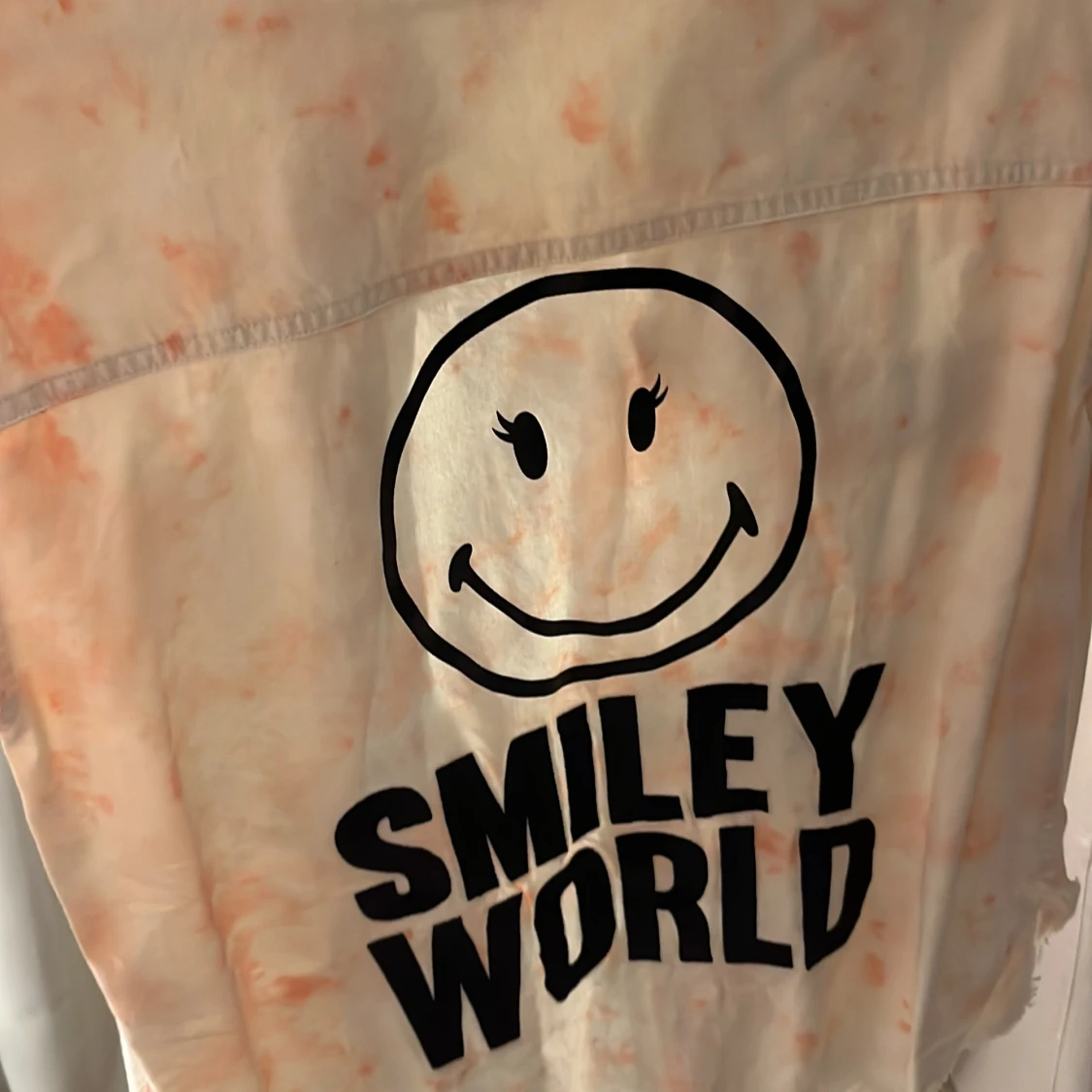Vit och orange skjorta med Smiley World-tryck - 1