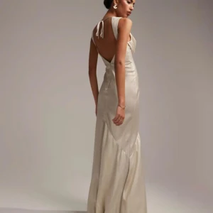 Balklänning - Säljer min balklänning nu eftersom jag den inte kommer komma till användning något mer😌 har använt den under en kväll men annars helt ny🥰