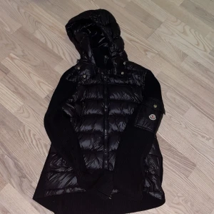Moncler cardigan - Fick den i julklapp för två år sedan men användes bara en vinter då jag växte ur den snabbt. Säljer den nu och den har inga defekter och sitter bra. Pris kan fiskiteras vid en snabb affär.