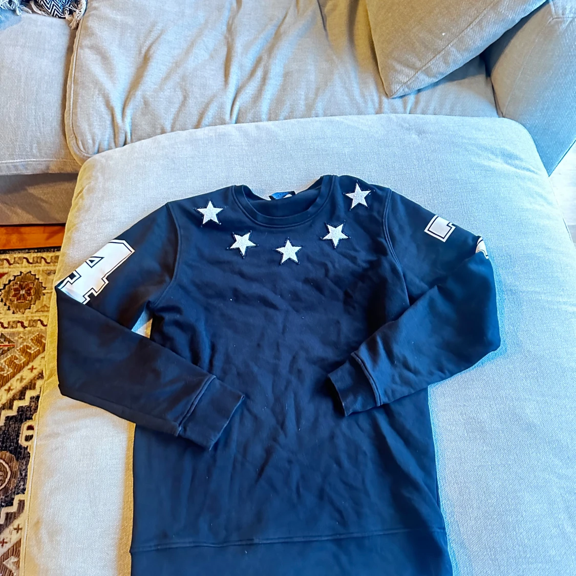 Svart tröja med stjärnor från Givenchy