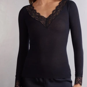 Intimissimi topp - Säljer nu min populära svarta spetstopp från intimissimi! Suuuperskön och snygg!